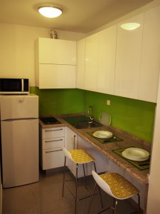 moderna-bijela-kuhinja-zeleno-staklo                                    