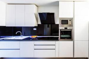 moderna-bijela-kuhinja-crno-staklo-visoki-sjaj-mikrovalna                              